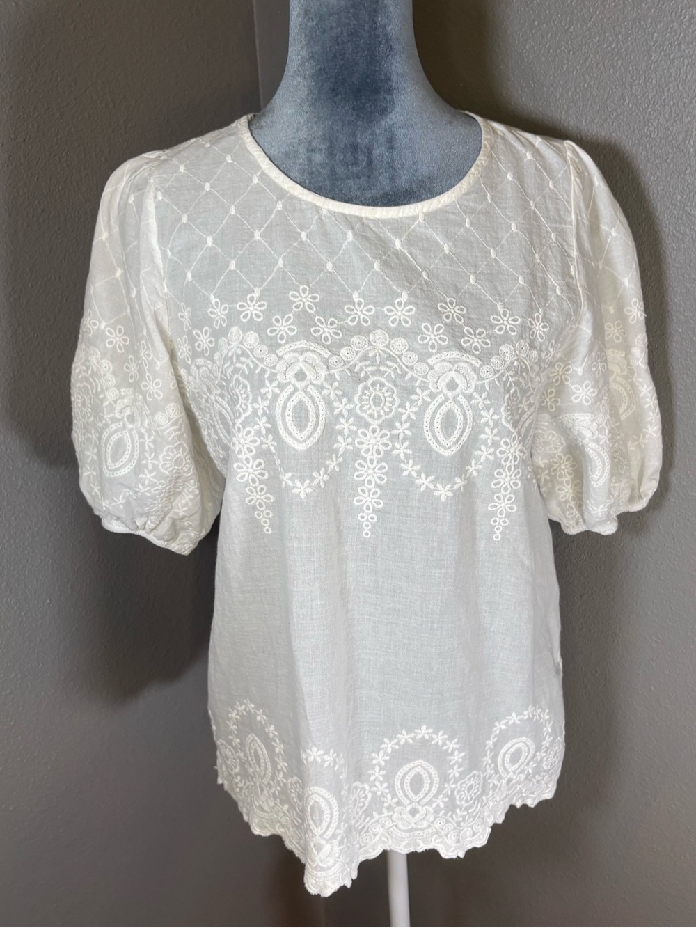 Kindred Women’s White Embroidered Puff-Sleeve Top Size M